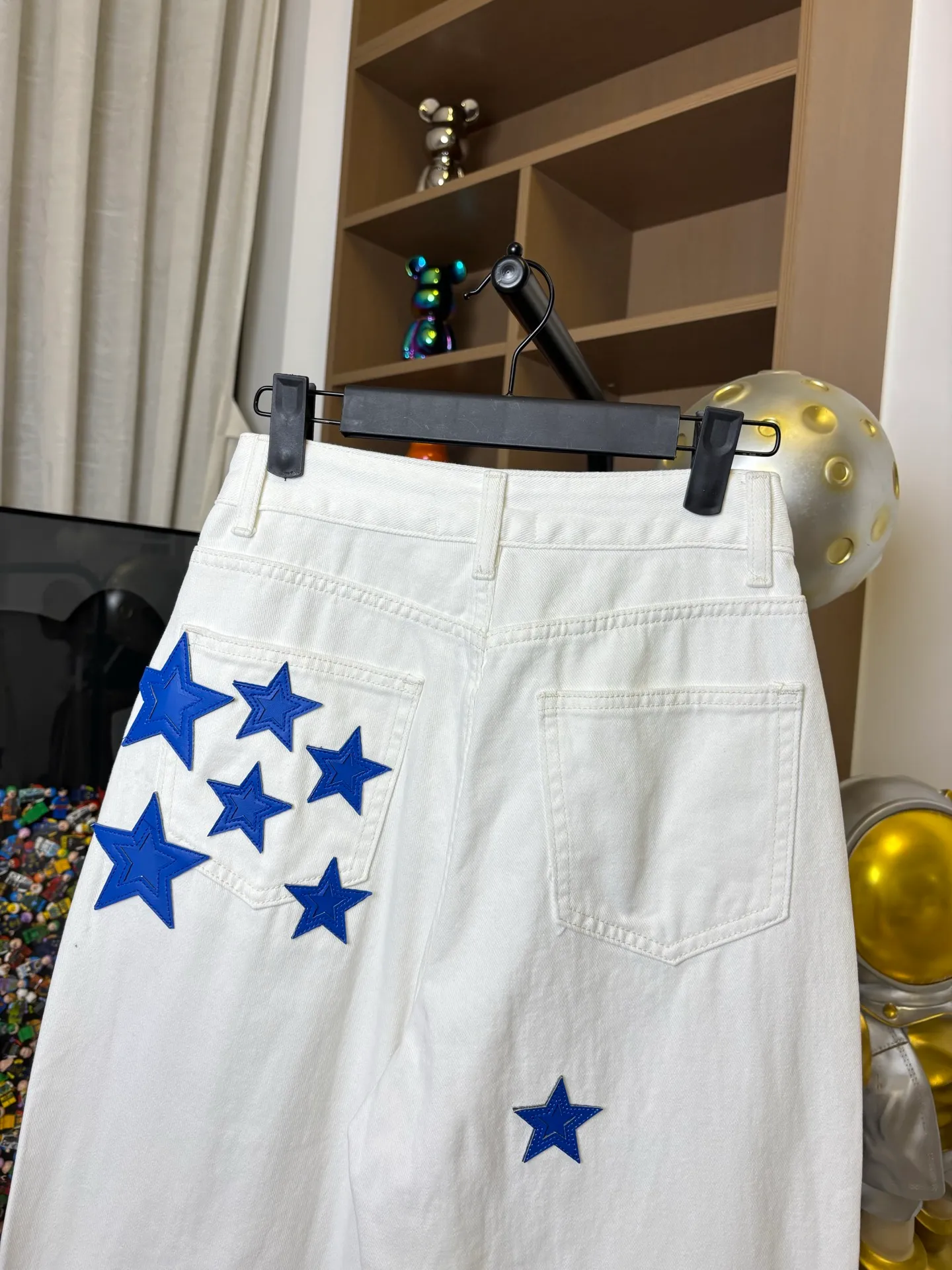 P260 Style number: DC 125# Chrome Hearts Las Vegas limited pants, star patch leather cross denim straight pants. Highly recommended Chrome Hearts jeans, the composite fabric has good texture, comfortable and not tight, comfortable and non-restrictive, makes you look taller and slimmer, easy to wear, has a belly-control effect, fashionable people love it, loose tailoring, comfortable and stylish. Full sense of design, mid-high waist straight version, just the right length to stretch the leg lines🎀 Denim is very popular on the street. You can put any look on Instagram and blend it into various styles. It is suitable for all seasons. Color: White Size: s m l xl (Picture 9️⃣Size chart)